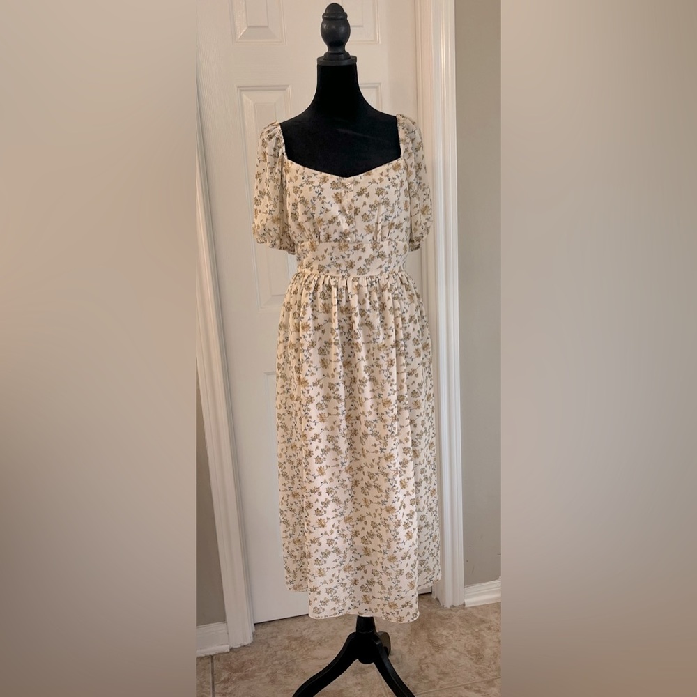 Light yellow dress with yellow and green flowers on it size L 🌼